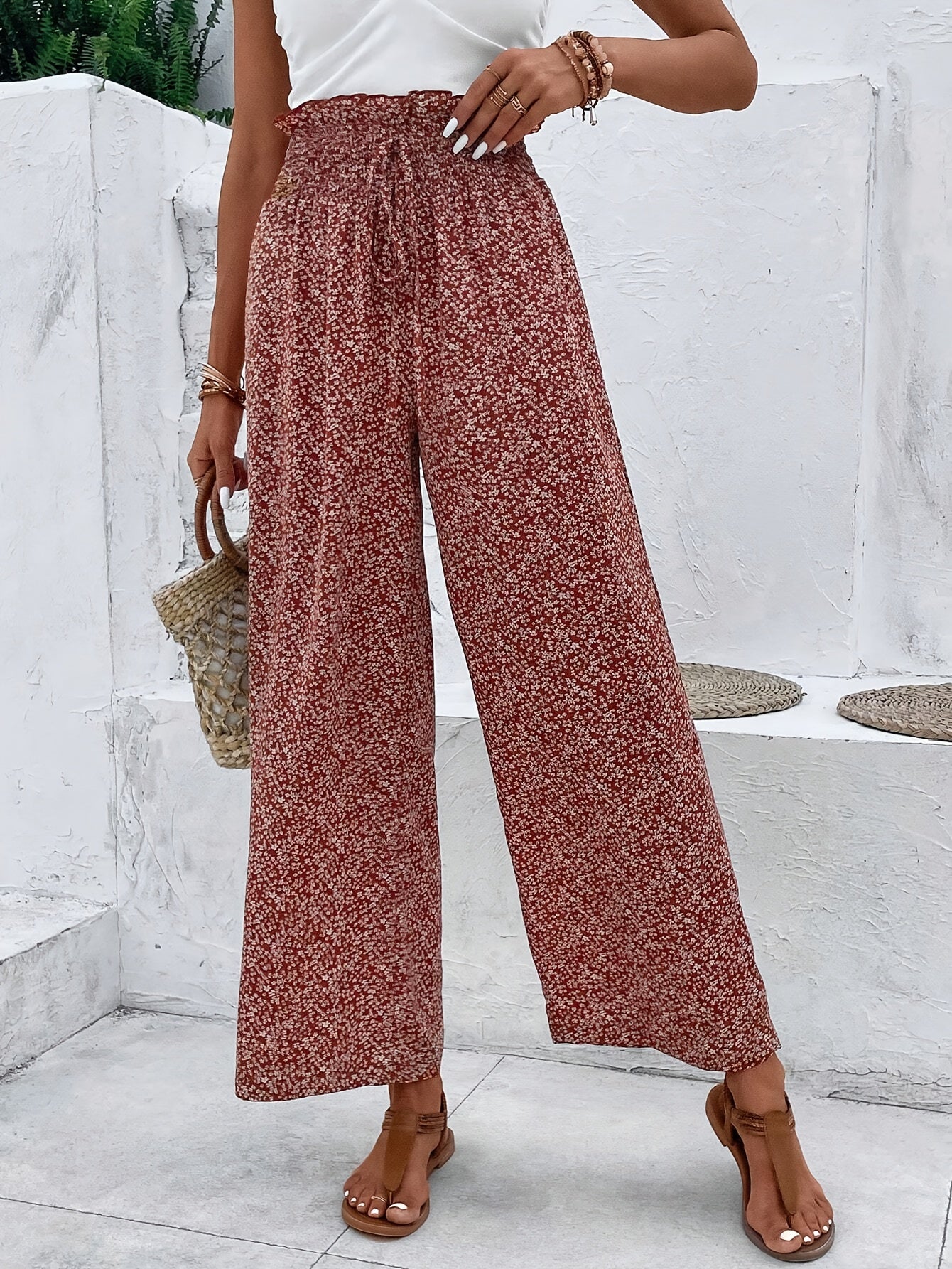 FLORA – Weite Blumenhose mit Rüschen-Detail