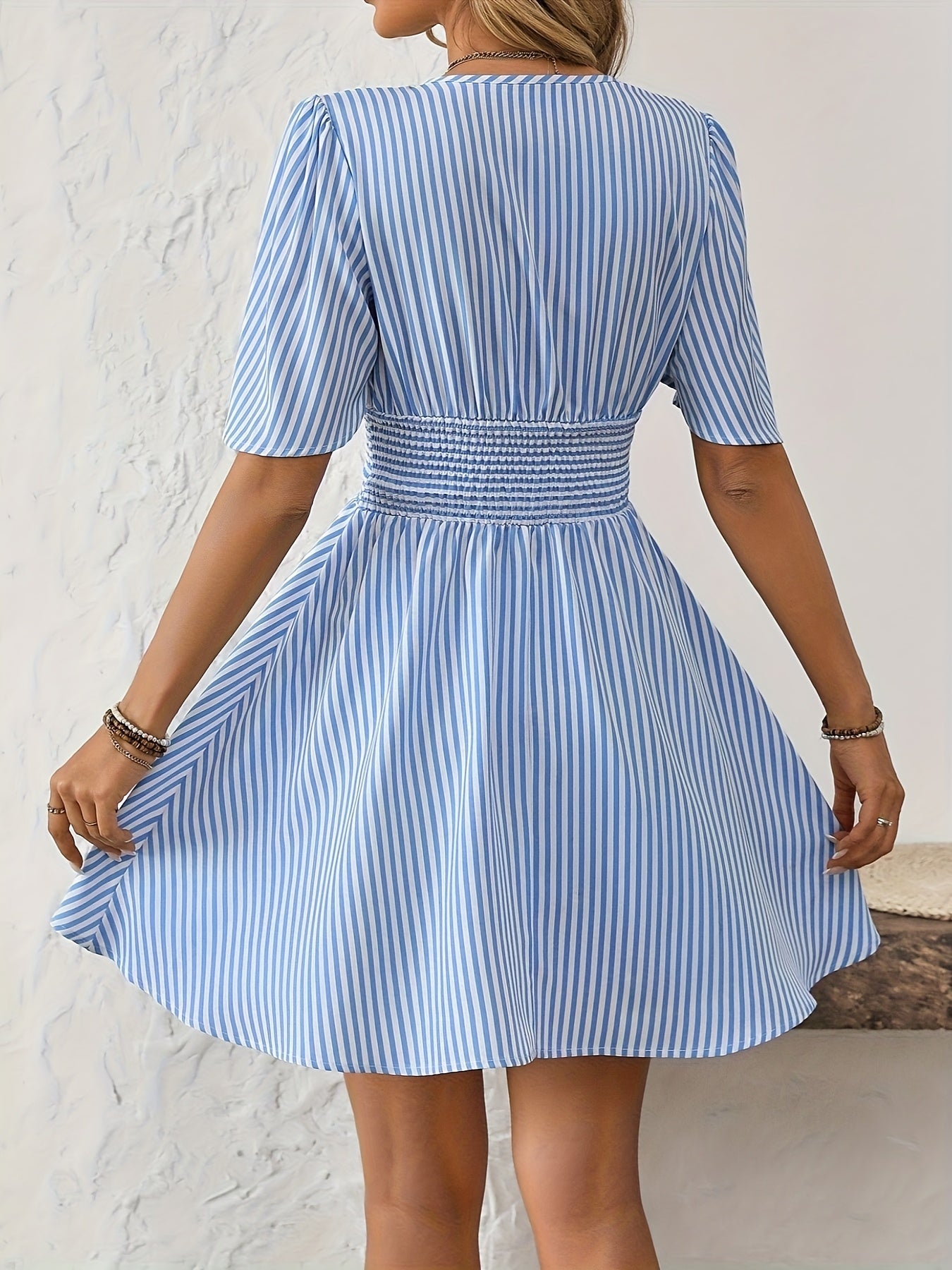 STRP – Minikleid mit Streifen & V-Ausschnitt