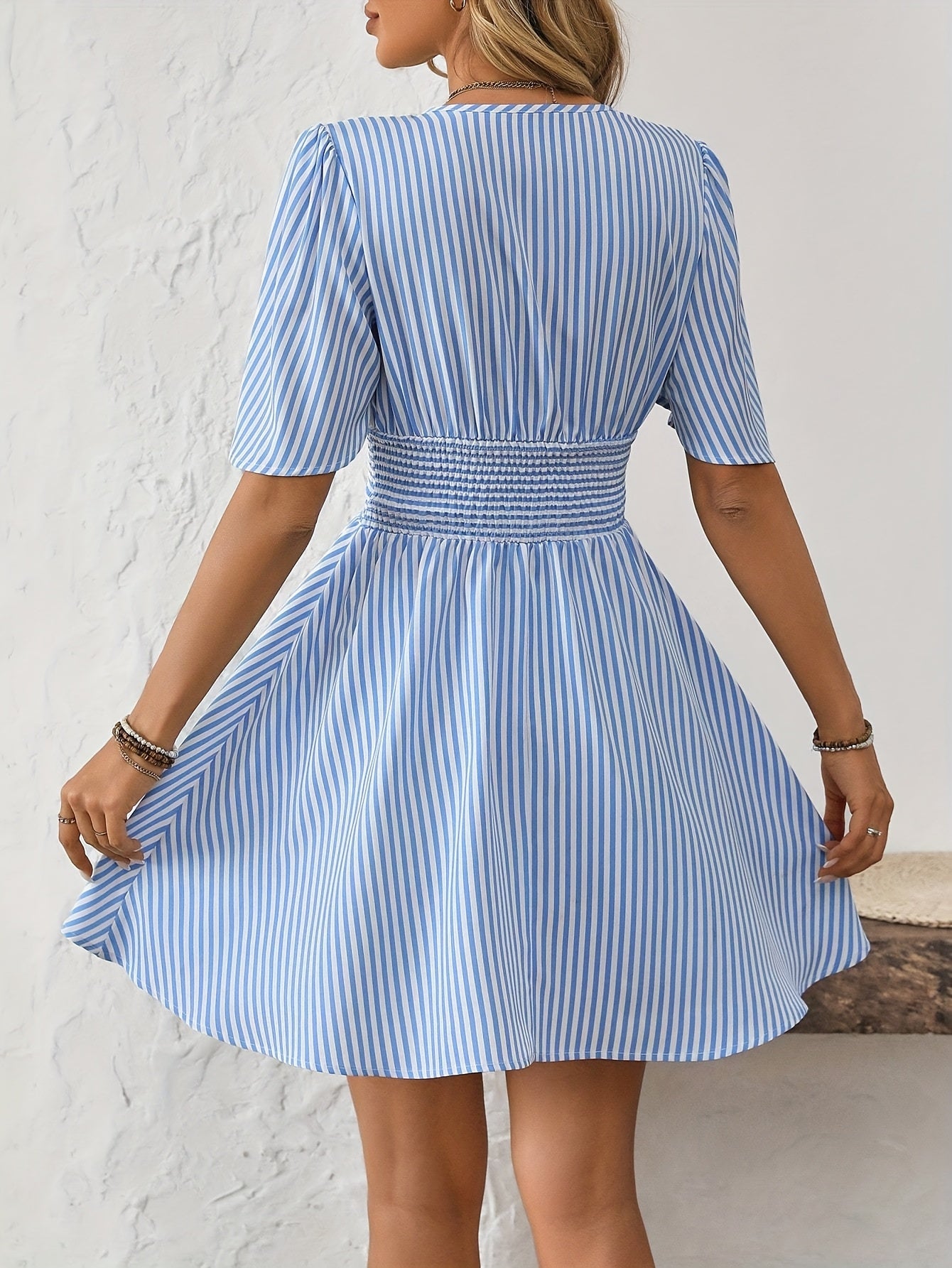 STRP – Minikleid mit Streifen & V-Ausschnitt