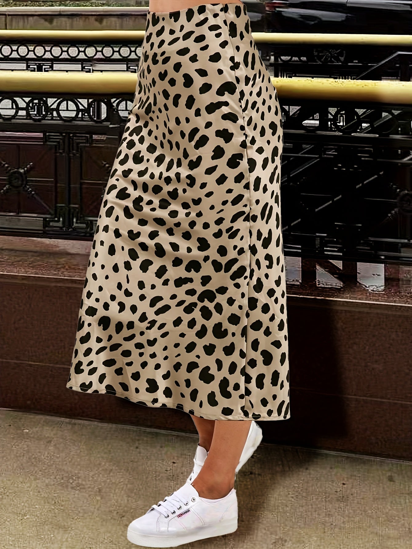 LEO – Chic Leopard-Print Satin Maxi-Rock