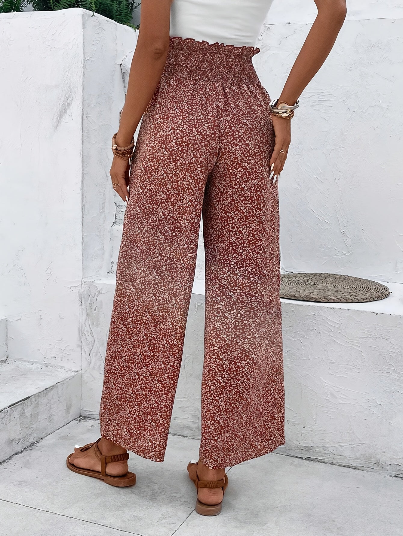 FLORA – Weite Blumenhose mit Rüschen-Detail