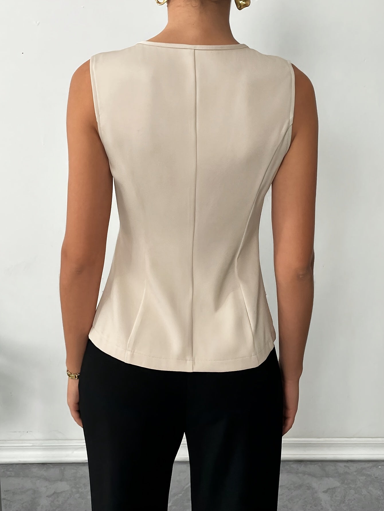 BUTTON – Elegantes Tanktop mit Doppelknopf-Detail