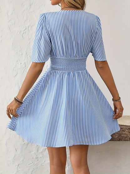 STRP – Minikleid mit Streifen & V-Ausschnitt