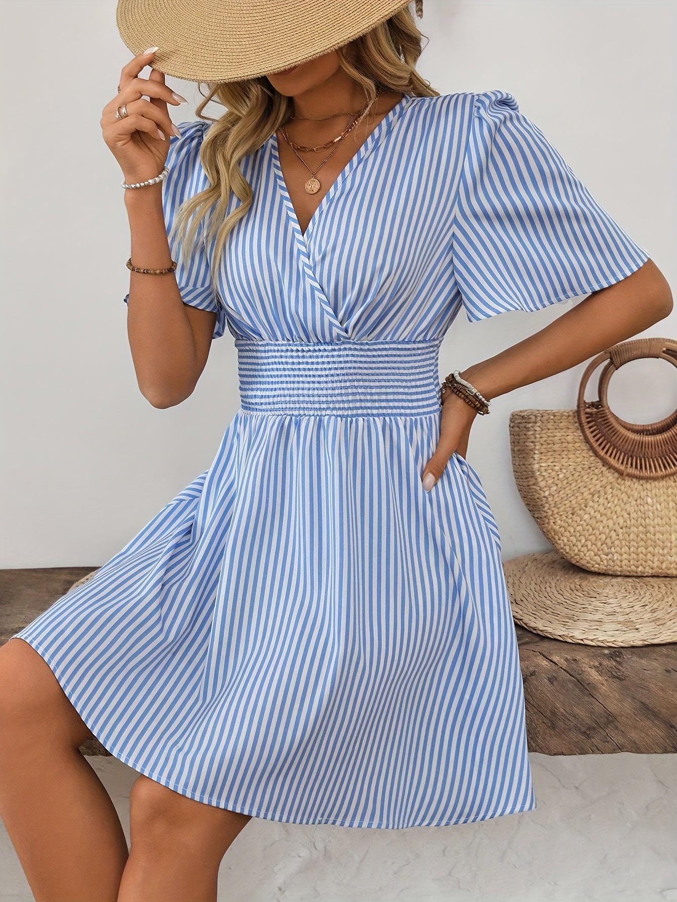 STRP – Minikleid mit Streifen & V-Ausschnitt