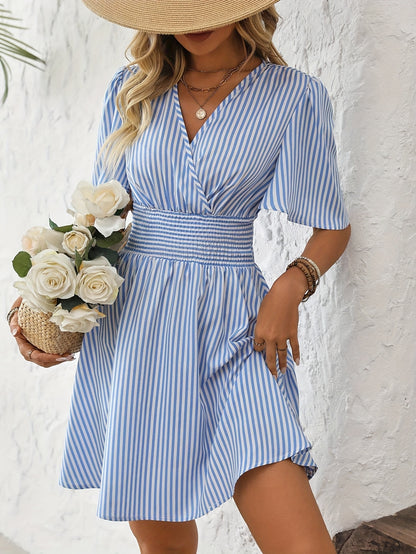 STRP – Minikleid mit Streifen & V-Ausschnitt