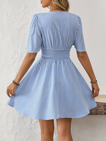 STRP – Minikleid mit Streifen & V-Ausschnitt