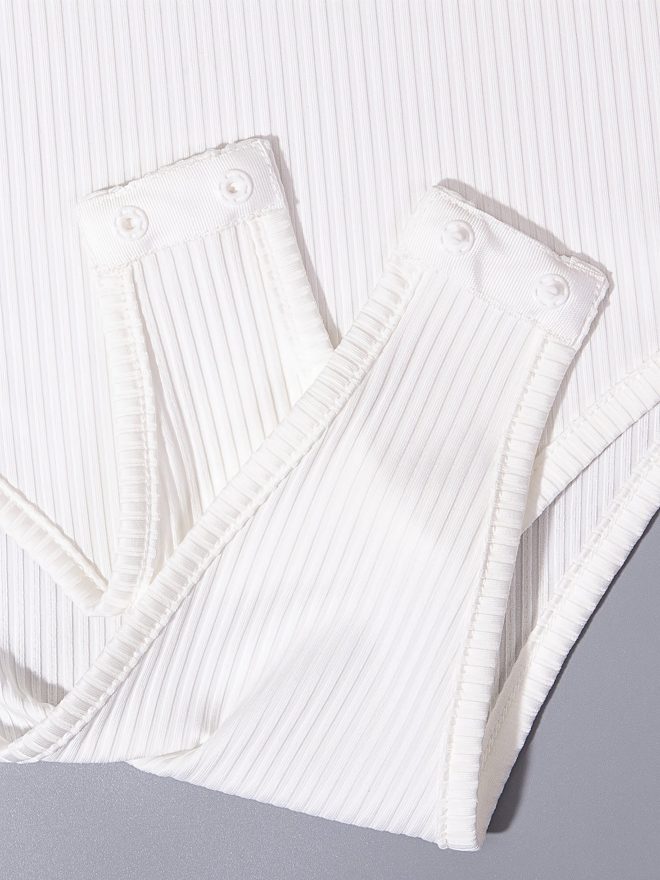 RIBBY – V-Ausschnitt Bodysuit
