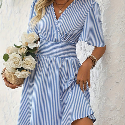 STRP – Minikleid mit Streifen & V-Ausschnitt