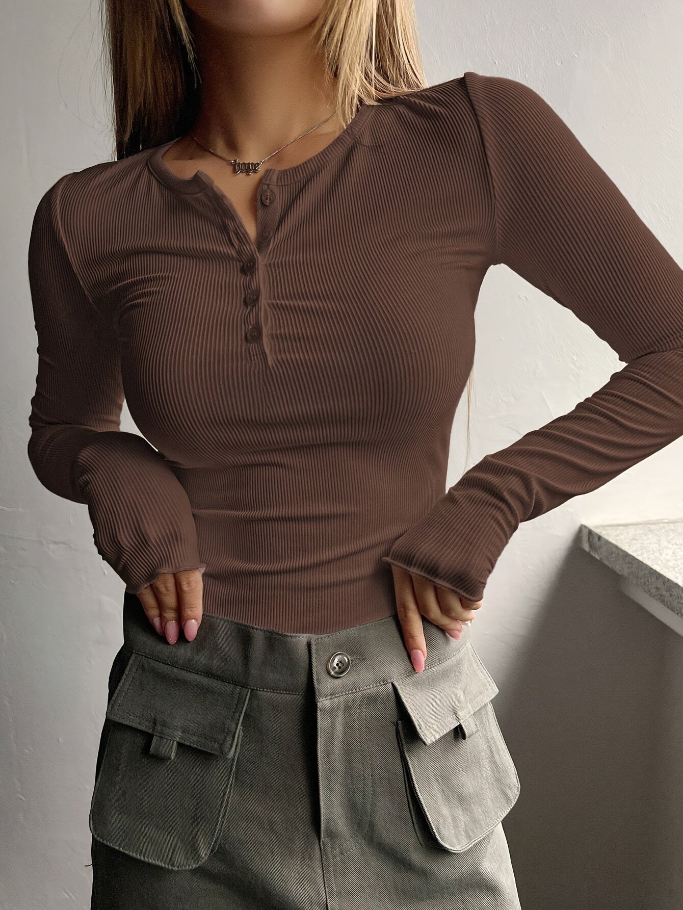 HENY – Langarm Henley-Shirt mit Stretch-Rippstruktur