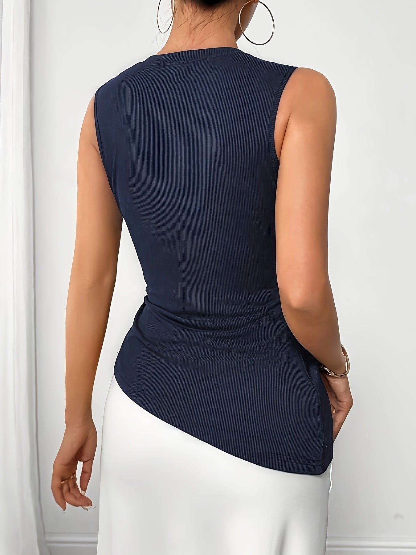 NAVY – Elegantes Tanktop mit Raffung & Zierknöpfen