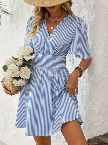 STRP – Minikleid mit Streifen & V-Ausschnitt
